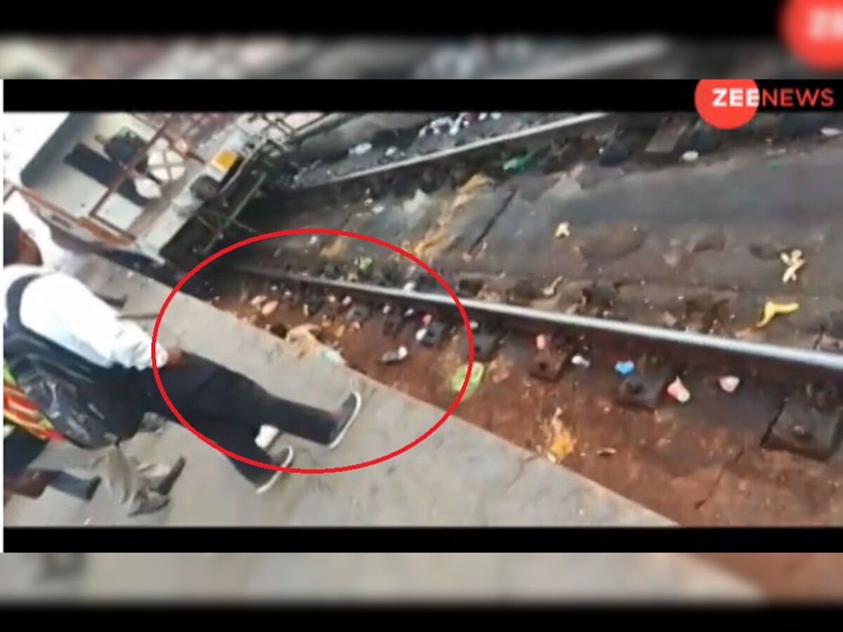 अविश्वसनीय: चलती ट्रेन के नीचे गिरा युवक, नहीं आई एक भी खंरोच, देखें VIDEO