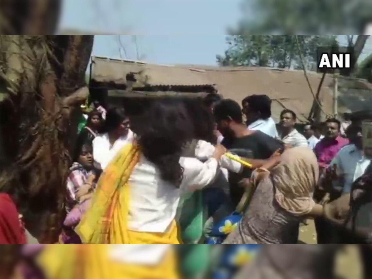 TMC कार्यकर्ताओं ने विरोध कर रही लड़कियों को खींचा, धक्का-मुक्की कर जमीन पर गिराया