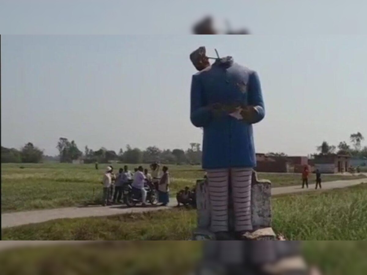 पुलिस सूत्रों ने बताया कि कप्तानगंज थाना क्षेत्र के राजापट्टी गांव में डॉ.अंबेडकर की प्रतिमा लगी थी.(फोटो- ANI)