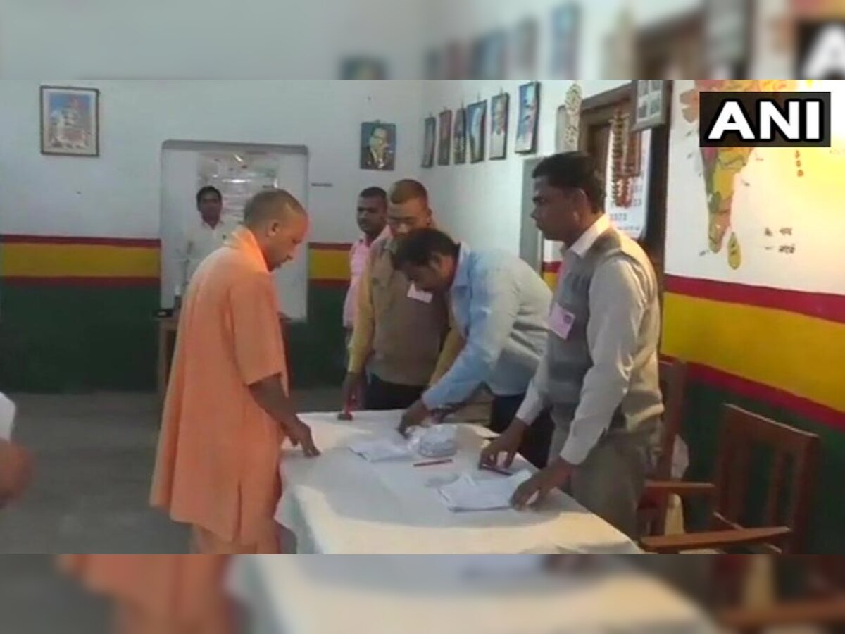वोट डालने पहुंचे उत्तर प्रदेश के मुख्यमंत्री योगी आदित्यनाथ. (ANI/Twitter/11 March, 2018)