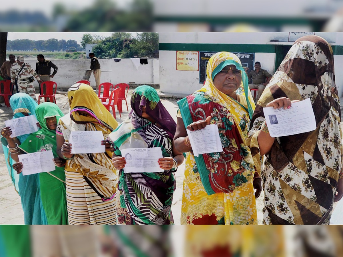 इलाहाबाद में अपना वोट आई कार्ड दिखातीं महिला मतदाता. (फोटो साभार : PTI)