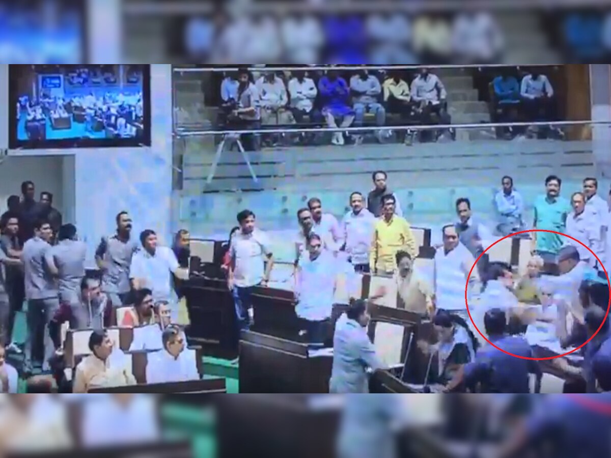 VIDEO: गुजरात विधानसभा में कांग्रेस विधायक ने माइक से किया हमला, BJP एमएलए ने बरसाए लात-घूंसे