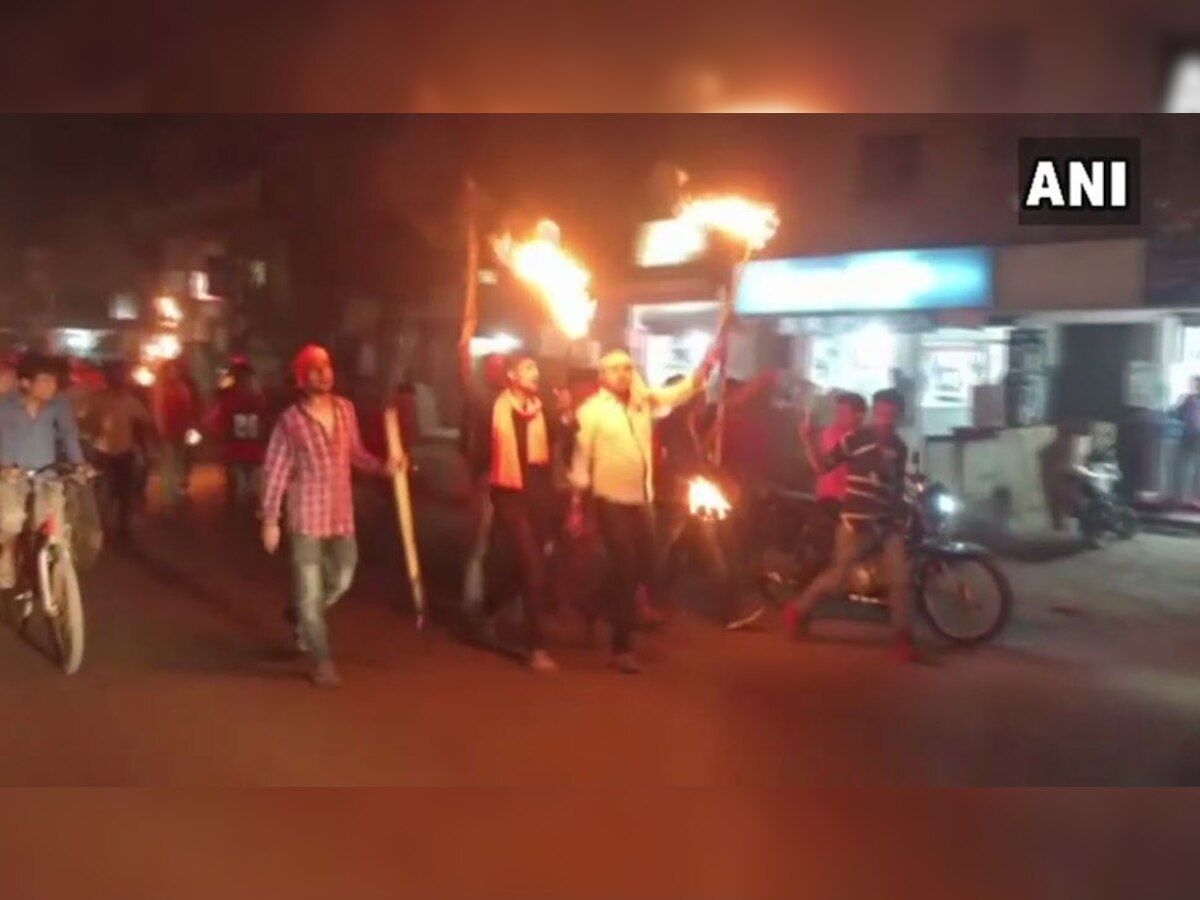अररिया में भारत विरोधी नारे लगाने वालों के खिलाफ स्थानीय लोगों ने जमकर विरोध प्रदर्शन किया (फोटो- एएनआई)