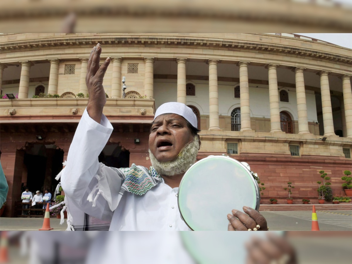 आंध्र प्रदेश को 'विशेष राज्य' का दर्जा दिलाने के मुद्दे पर संसद के बाहर प्रदर्शन करते टीडीपी सांसद नाराल्ली सिवप्रसाद. (PTI/15 March, 2018)