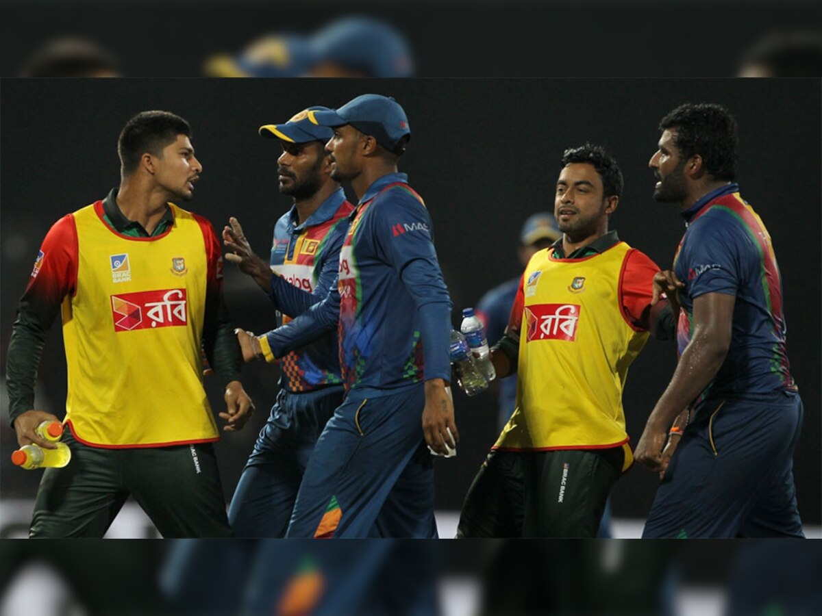 दोनों टीमों की लड़ाई के समय बांग्लादेश के कप्तान ने एक बार ताे टीम को बाहर बुला लिया.  फोटो : आईएएनएस