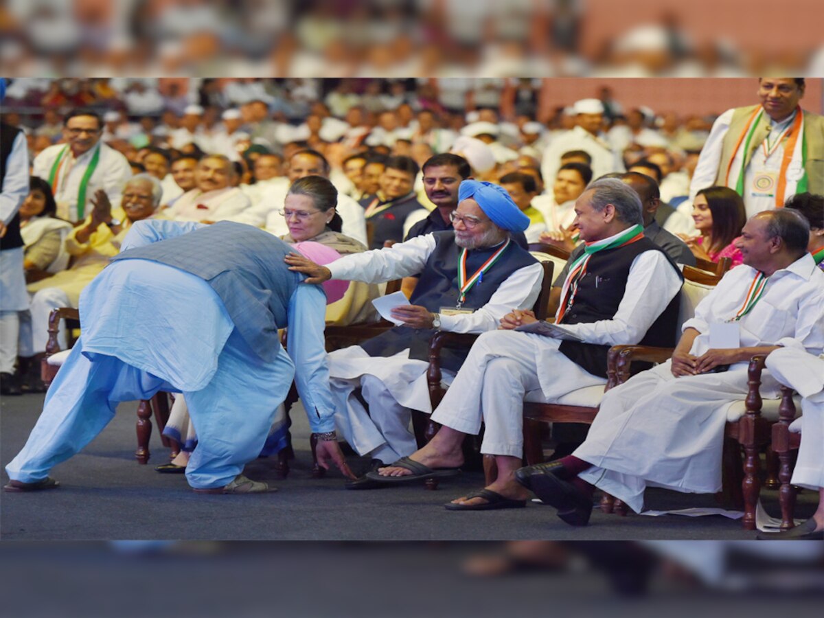 कांग्रेस के 84वें महाधिवेशन के दौरान पूर्व पीएम मनमोहन सिंह के पैर छूते नवजोत सिंह सिद्धू. (फोटो साभार - PTI)