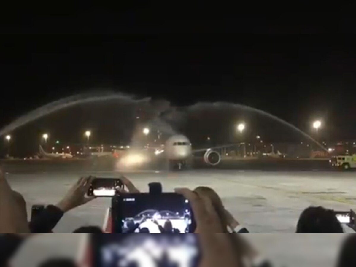 तेल अवीव पहुंचने पर वॉटर कैनन की सलामी से एयर इंडिया के विमान का हुआ स्वागत. (Video Grab)