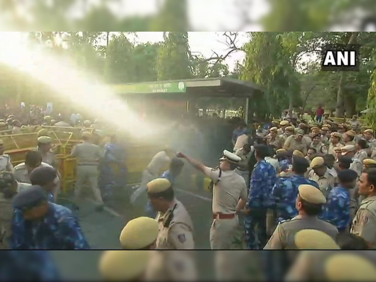 संसद मार्च पर निकले जेएनयू के छात्रों को रोकने के लिए पुलिस ने बल का प्रयोग किया