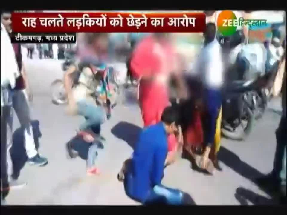 Madhya Pradesh Stalker Beaten By Girls Madhya Pradesh लड़कियों ने चप्पल जूतों से की मजनूं की