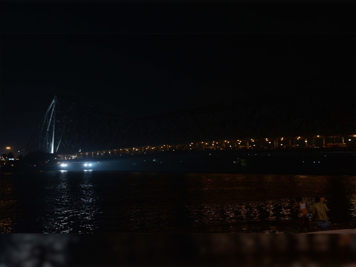 अर्थ आवर के दौरान कोलकाता के मशहूर हावड़ा ब्रिज की भी बत्तियां बंद कर दी गई. (फोटो साभार - IANS)