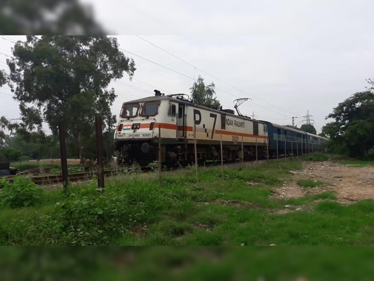 ट्रेन तड़के तीन बजकर 56 मिनट पर निजामुद्दीन से रवाना हुई थी.