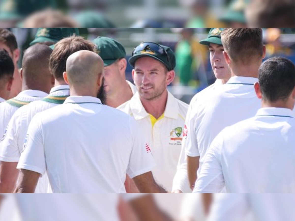 दोनों टीमों के खिलाड़ियों ने नेशनल एंथम के बाद एक दूसरे से हाथ मिलाए. फोटो : क्रिकेट ऑस्ट्रेलिया 