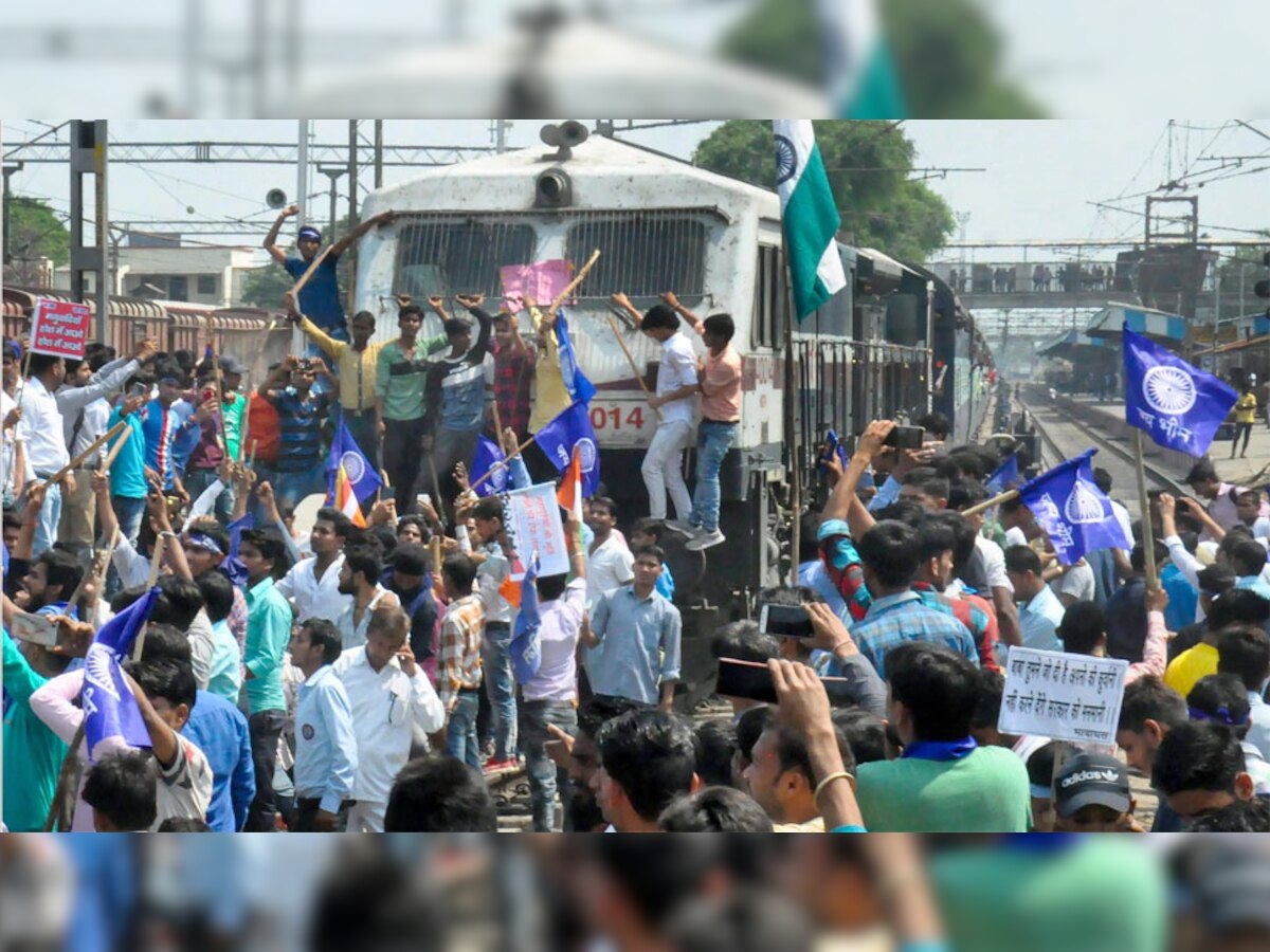 भारत बंद के दौरान कई स्थानों पर ट्रेनों को रोका गया और ट्रक पर तोड़फोड़ की गई (फोटो- PTI)