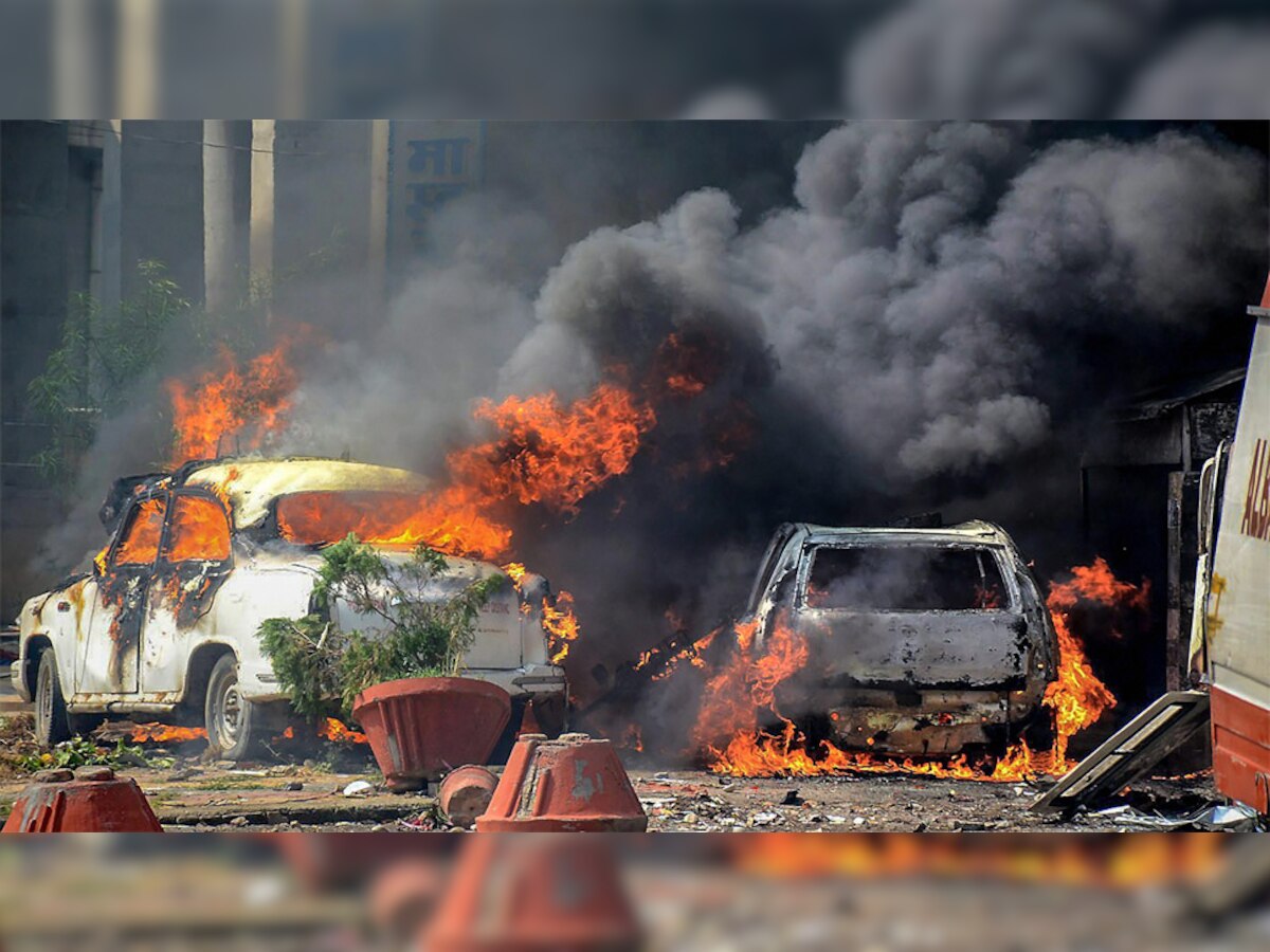 मुजफ्फरनगर  में जलती कारों से उठता धुआं (फोटो साभार - PTI )