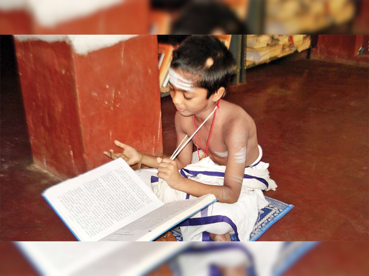 देश में कई वैदिक पाठशालाएं हैं जो बच्‍चों को प्राथमिक शिक्षा के तहत मंत्रोच्‍चार और संस्‍कृत की किताबें पढ़ाती हैं.(फाइल फोटो)