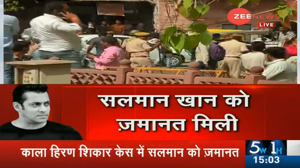 Fans of Salman Khan gather outside Jodhpur Court's after bail in Black Buck Paoching Case Fans of Salman Khan gather outside Jodhpur Court's after bail in Black Buck Paoching Case