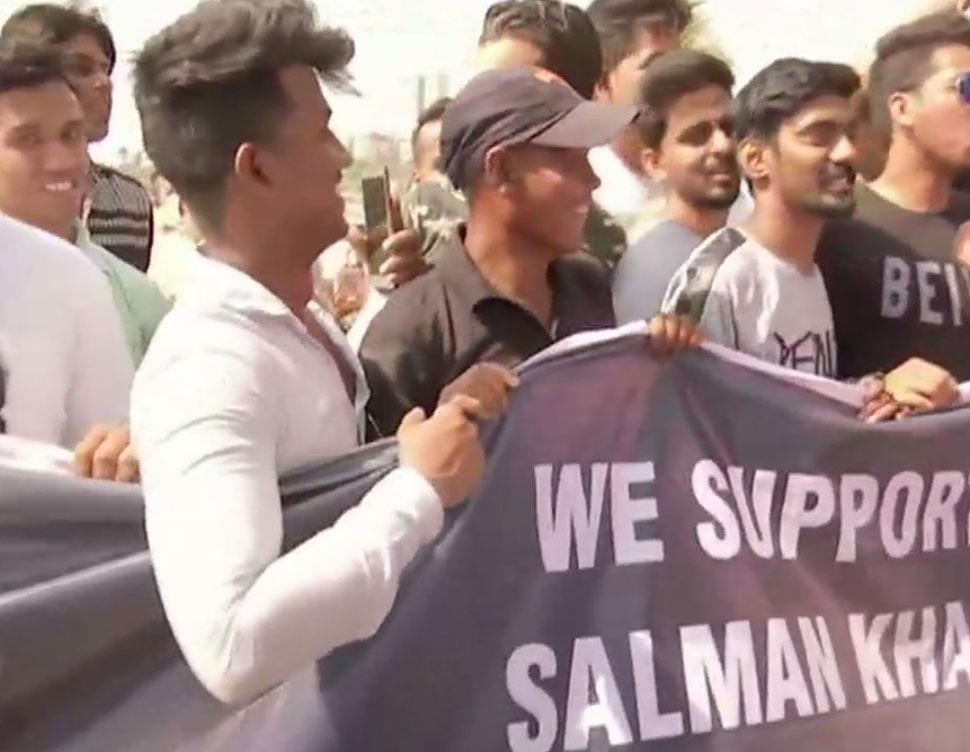 Fans of Salman Khan gather outside Jodhpur Court's after bail in Black Buck Paoching Case Fans of Salman Khan gather outside Jodhpur Court's after bail in Black Buck Paoching Case