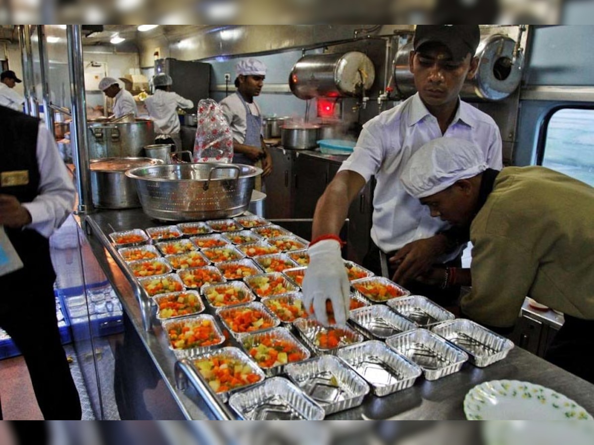 Indian Railway Introduced Free Food Policy रेलवे ने किया बड़ा बदलाव यात्रियों को अब मिलेगा ये