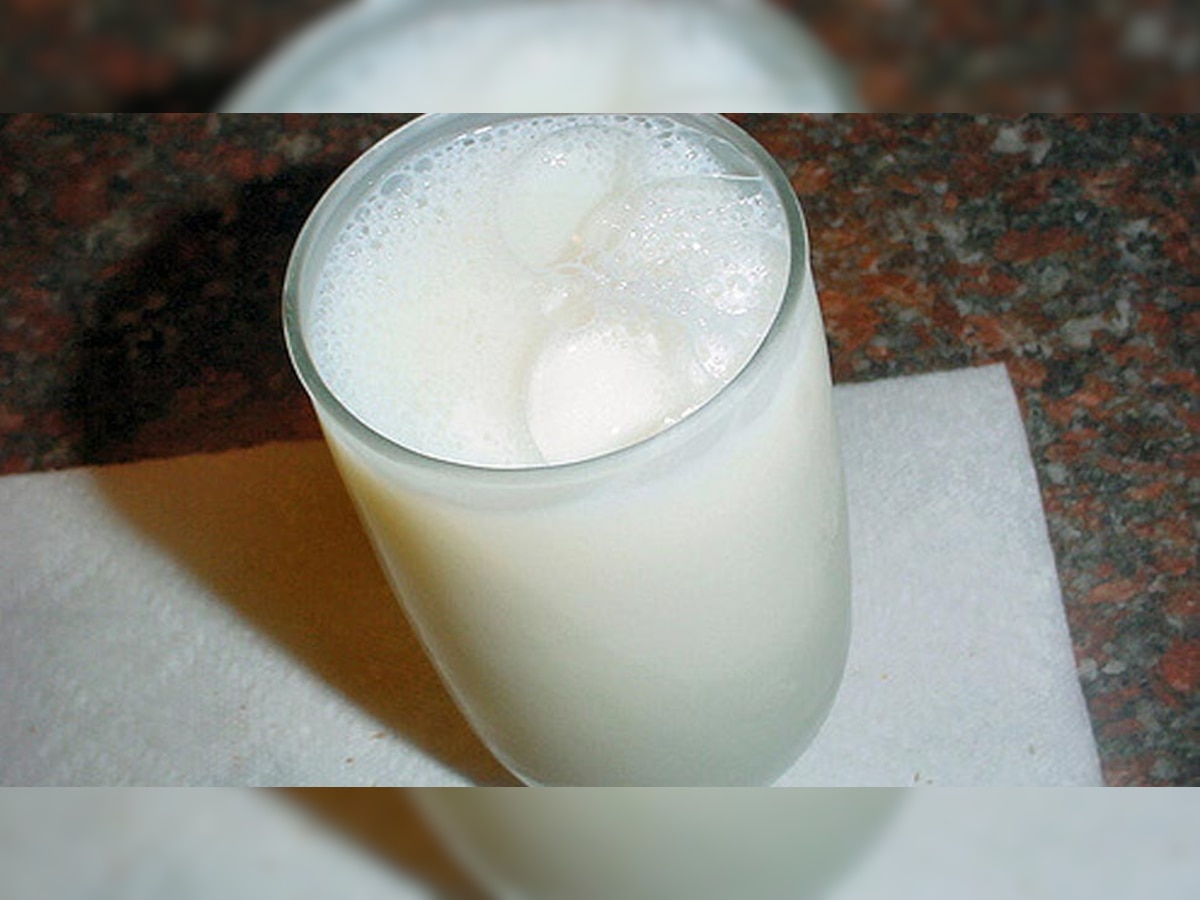 ठंडा दूध ना केवल स्‍वास्‍थ्‍य से भरा होता है बल्‍कि टेस्‍ट में भी काफी लाजवाब माना जाता है. 