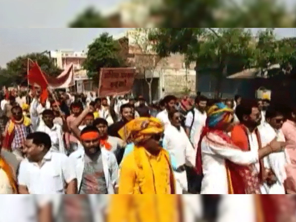 मथुरा में प्रदर्शनकारियों ने भारत बंद के दौरान निकाला मार्च.
