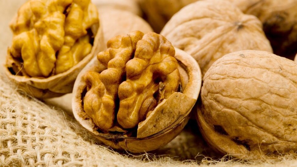 Benefits of Walnuts in Daily Life रोजाना खाएं एक मुट्ठी अखरोट, चंद