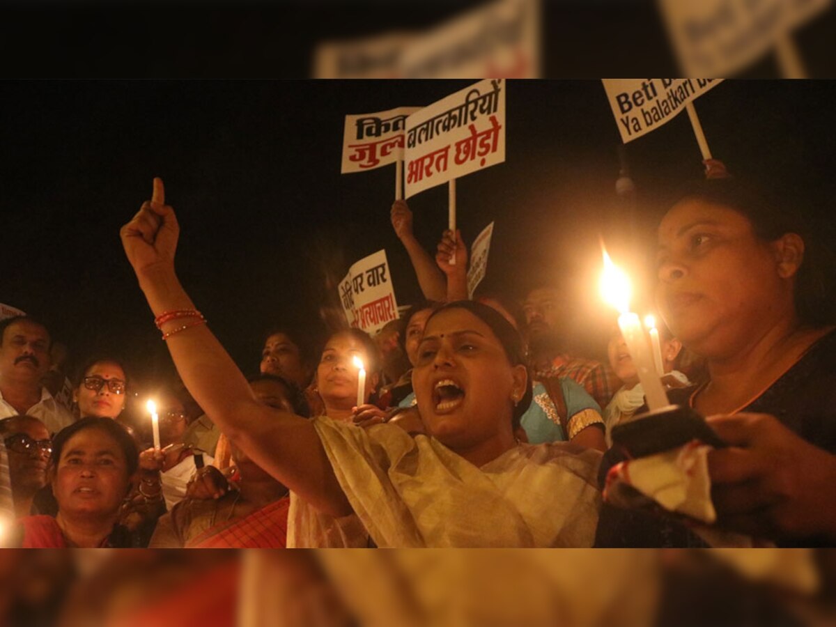 राहुल गांधी के मार्च में शामिल होने के लिए यह इंडिया गेट पर कांग्रेस कार्यकर्ताओं की भीड़ जुटी (फोटोः आईएएनएस)