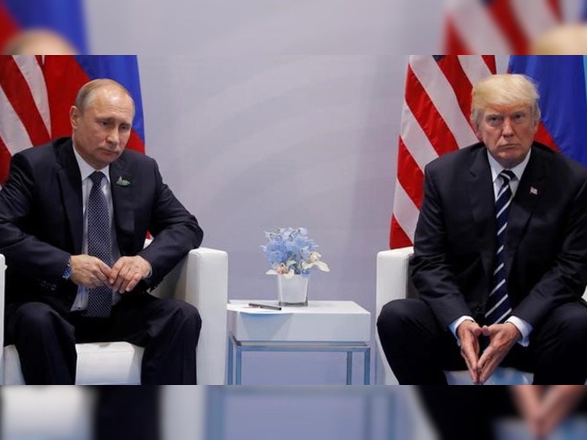 एक वार्ता के दौरान रूसी राष्ट्रपति व्लादिमीर पुतिन (बाएं) और अमेरिकी राष्ट्रपति डोनाल्ड ट्रंप. (फाइल फोटो)