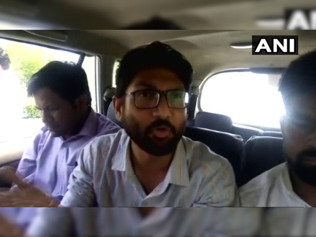 जिग्नेश मेवाणी को जयपुर हवाई अड्डे पर विमान से उतरते ही हिरासत में ले लिया गया