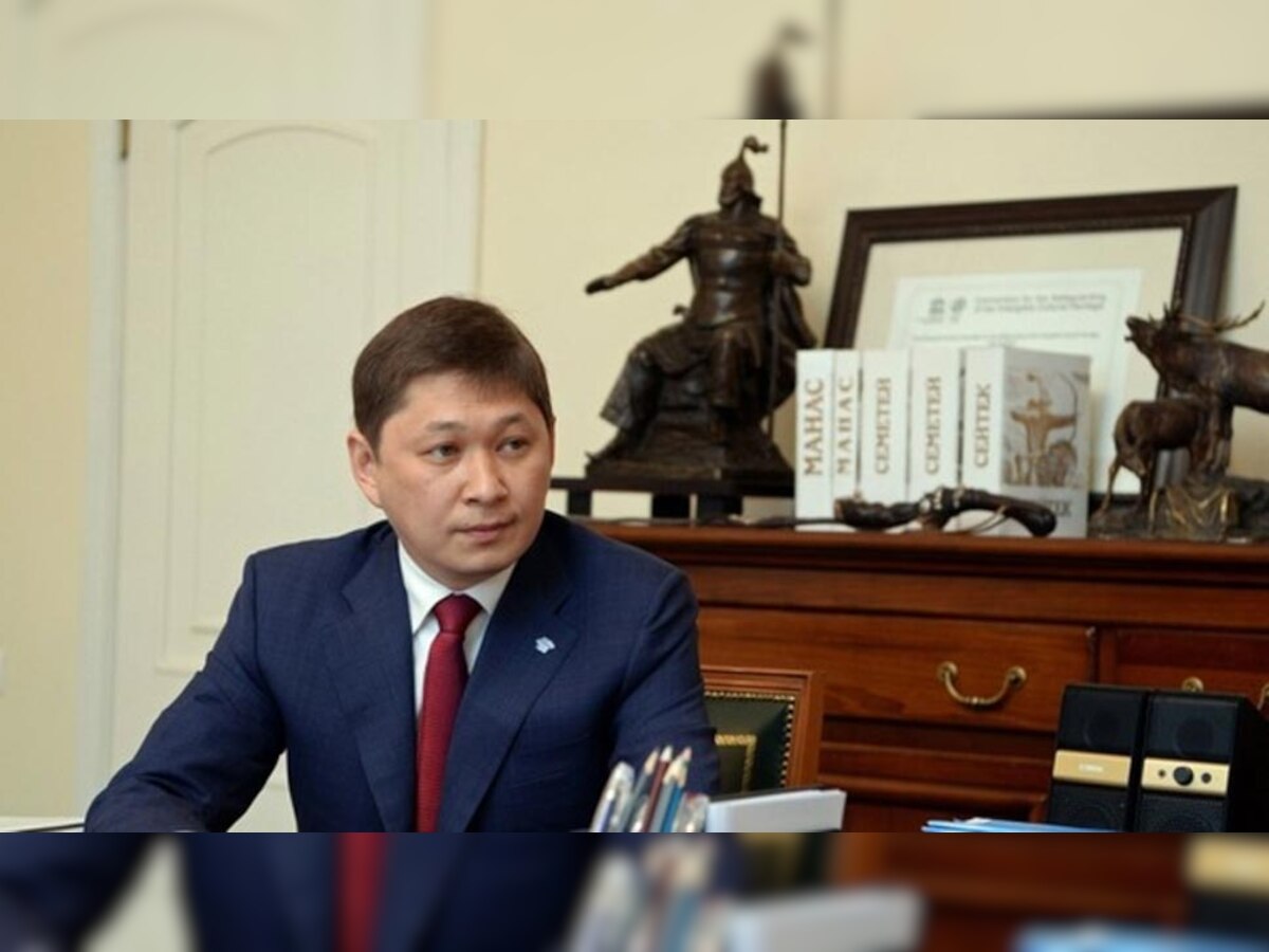 राष्ट्रपति जीनबेकोव ने एक आदेश पर हस्ताक्षर कर सरकार की बर्खास्तगी की पुष्टि कर दी.(फोटो साभार- AKIpress News Agency)