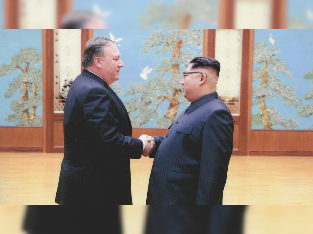 उत्तर कोरियाई शासक किम जोंग से मुलाकात के दौरान सीआईए निदेशक रहे अमेरिकी विदेश मंत्री माइक पोम्पिओ. (WhiteHouse/Twitter/27 April, 2018)