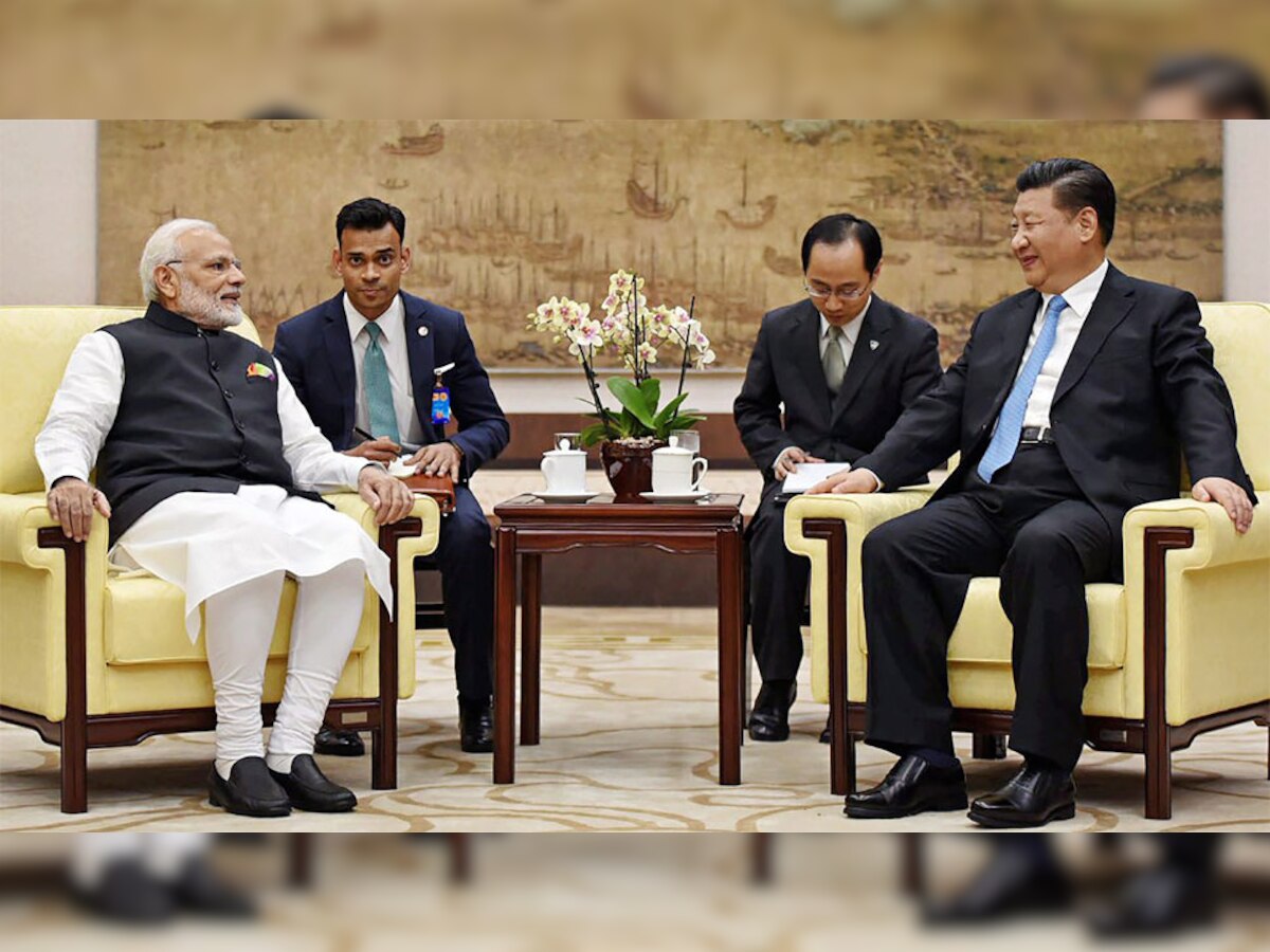 चीन के वुहान में पीएम मोदी और शी जिनपिंग के बीच पहली अनौपचारिक शिखर बैठक को भारत और चीन के बीच भरोसे को फिर से कायम करने और संबंधों में सुधार के प्रयास के तौर पर देखा जा रहा है(फोटोः पीटीआई)