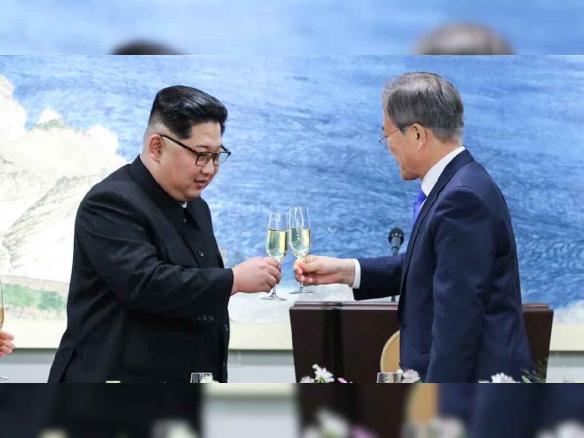 पनमुंजोम में एक साथ उत्तर कोरियाई नेता किम जोंग उन और दक्षिण कोरियाई नेता मून जेई-इन. (Reuters/28 April, 2018)