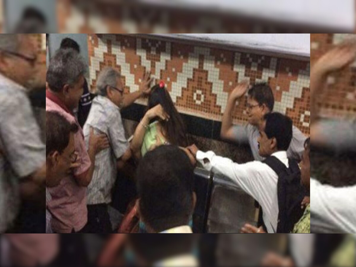 भीड़ ने कथित रूप से जोड़े से धक्का मुक्की की और उन्हें ट्रेन से बाहर धकेलकर उनकी पिटाई कर दी. (फोटो साभार : ट्वीटर/@taslimanasreen)