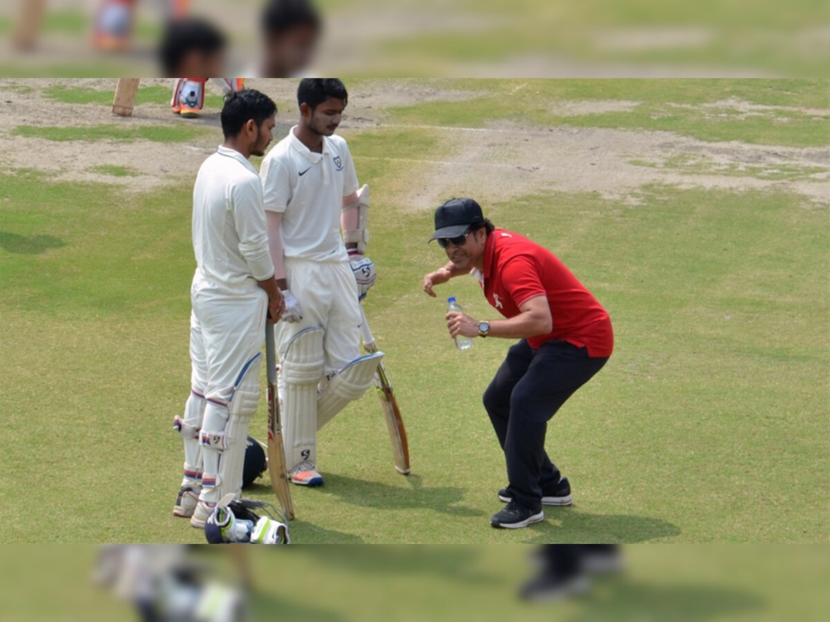 धर्मशाला में युवा क्रिकेटरों को क्रिकेट के टिप्स देते मास्टर ब्लास्टर सचिन तेंदुलकर. फोटो : आईएएनएस