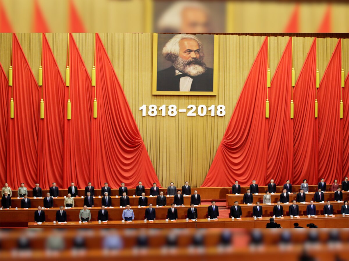 चीनी राष्ट्रपति शी जिनपिंग और अन्य मार्क्स की 200 वीं जयंती के उपलक्ष्य में आयोजित एक विशेष कार्यक्रम में राष्ट्रगान गाते हुए. (फोटो साभार - रॉयटर्स)