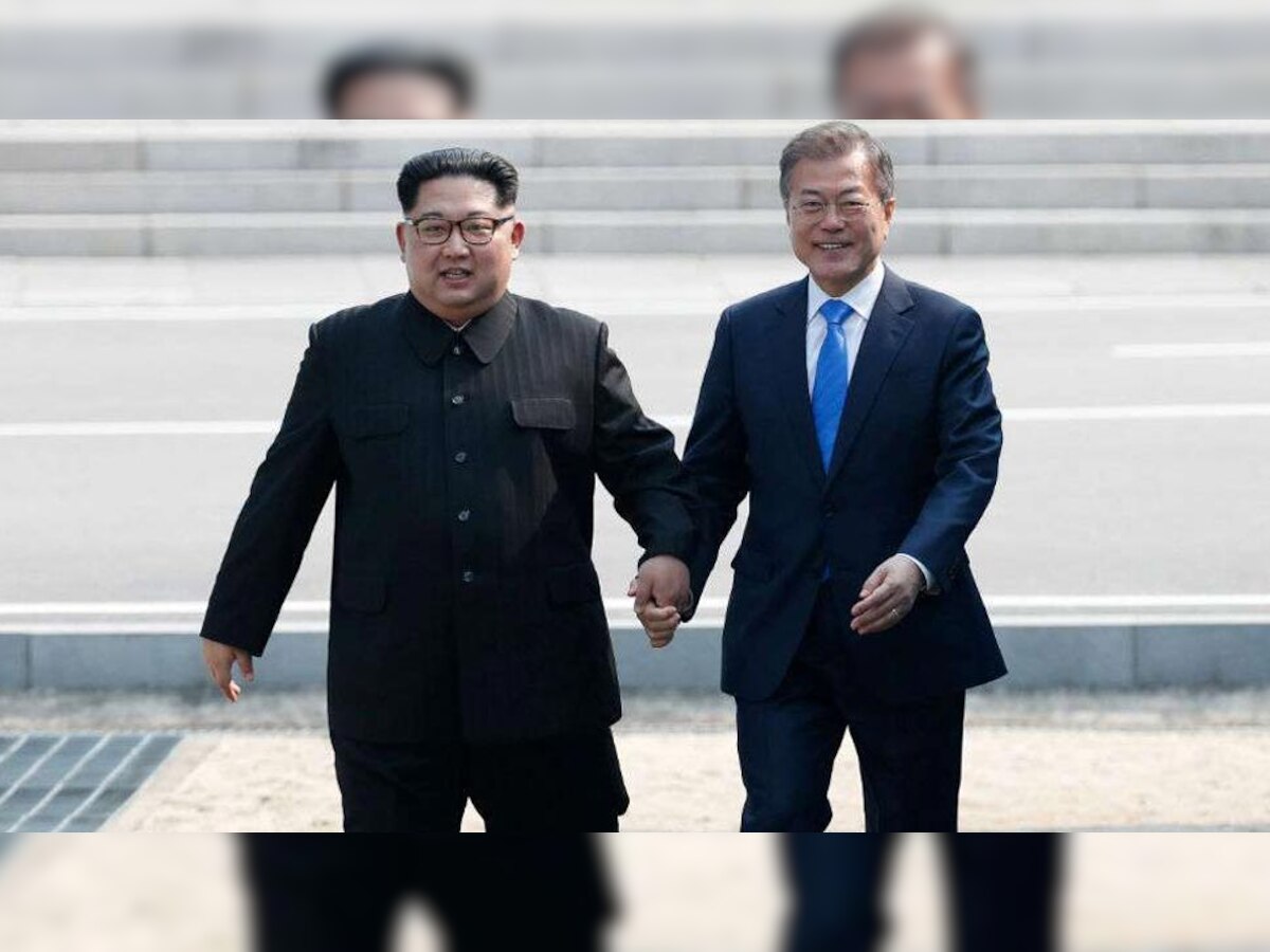 पनमुंजोम के असैन्यीकृत इलाके में उत्तर कोरिया के नेता किम जोंग उन और दक्षिण कोरिया के राष्ट्रपति मून जे इन. (Reuters/28 April, 2018)