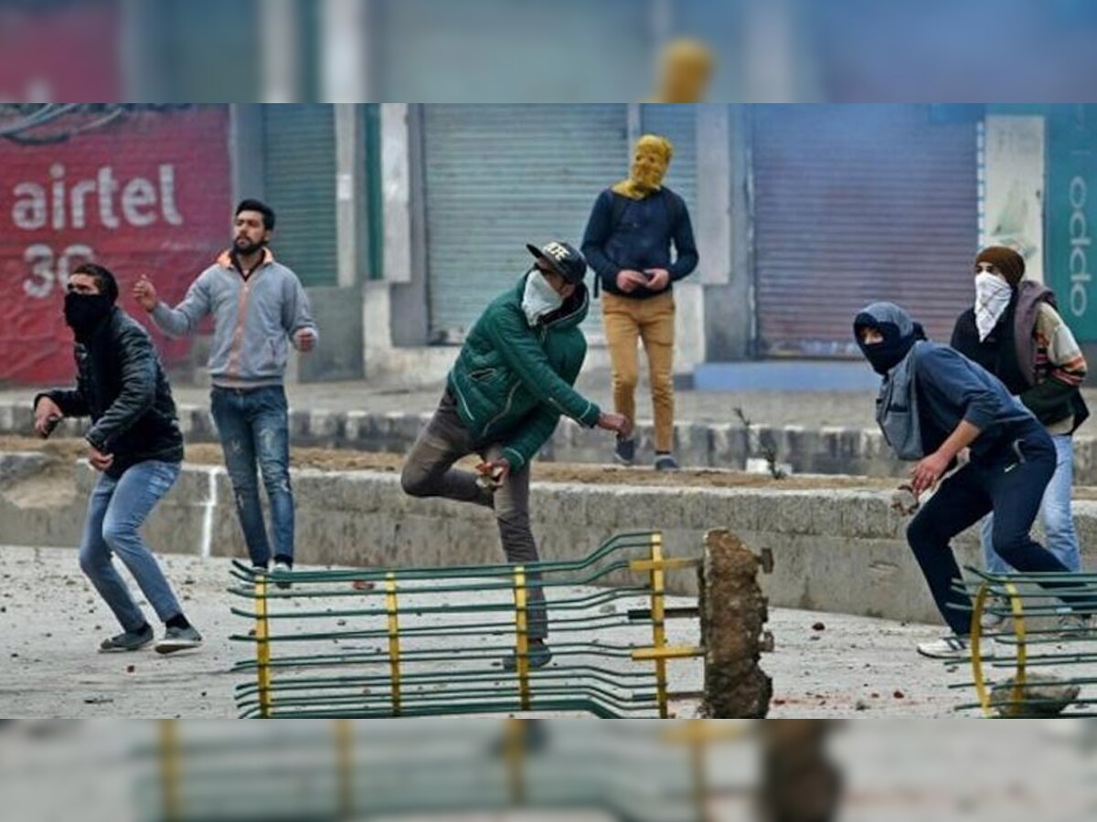सुरक्षाबलों पर पत्थरबाजी करते कश्मीर के युवा. (फाइल फोटो)