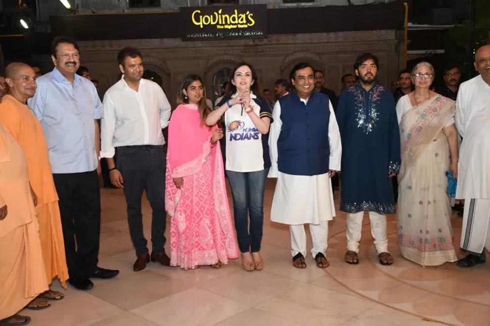 Isha ambani and Anand Piramal visit Iskcon temple with family