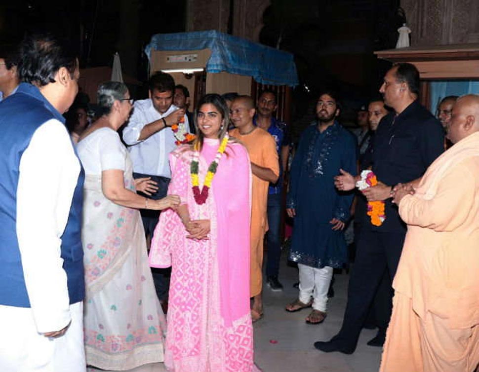Isha ambani and Anand Piramal At Mumbai's Iskcon