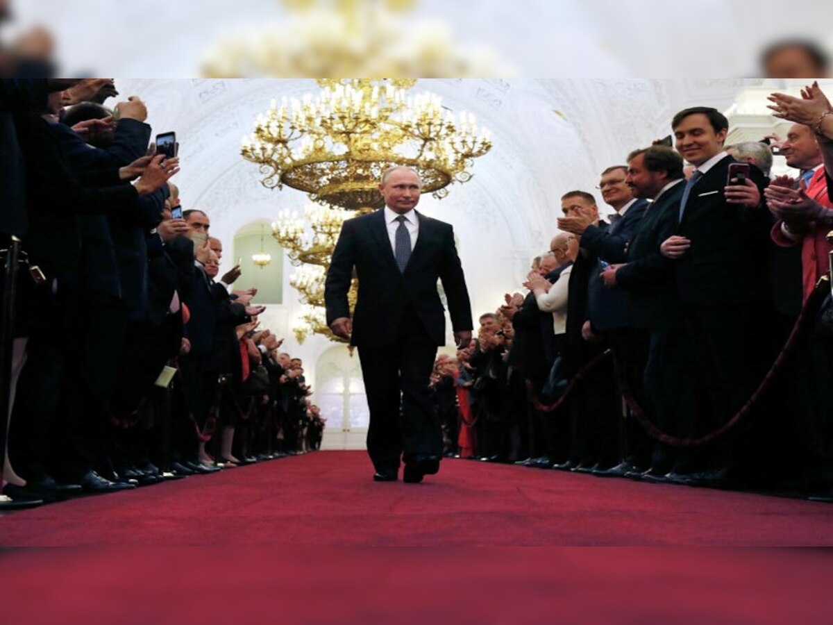 65 साल के पुतिन को चौथी बार देश के राष्ट्रपति पद की शपथ दिलायी गई. 
