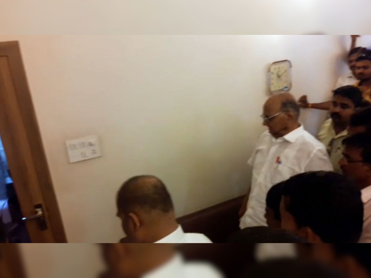 एनसीपी प्रमुख महाराष्ट्र के सतारा के एक होटल में पत्रकारों से बातचीत करने पहुंचे थे.