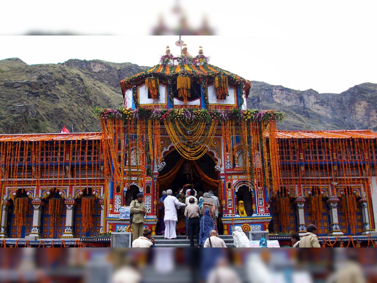 भगवान बद्रीनाथ का छत्र 4 किलोग्राम सोना और रत्नों से जड़ा हुआ है. तस्वीर साभार: www.badarikedar.org
