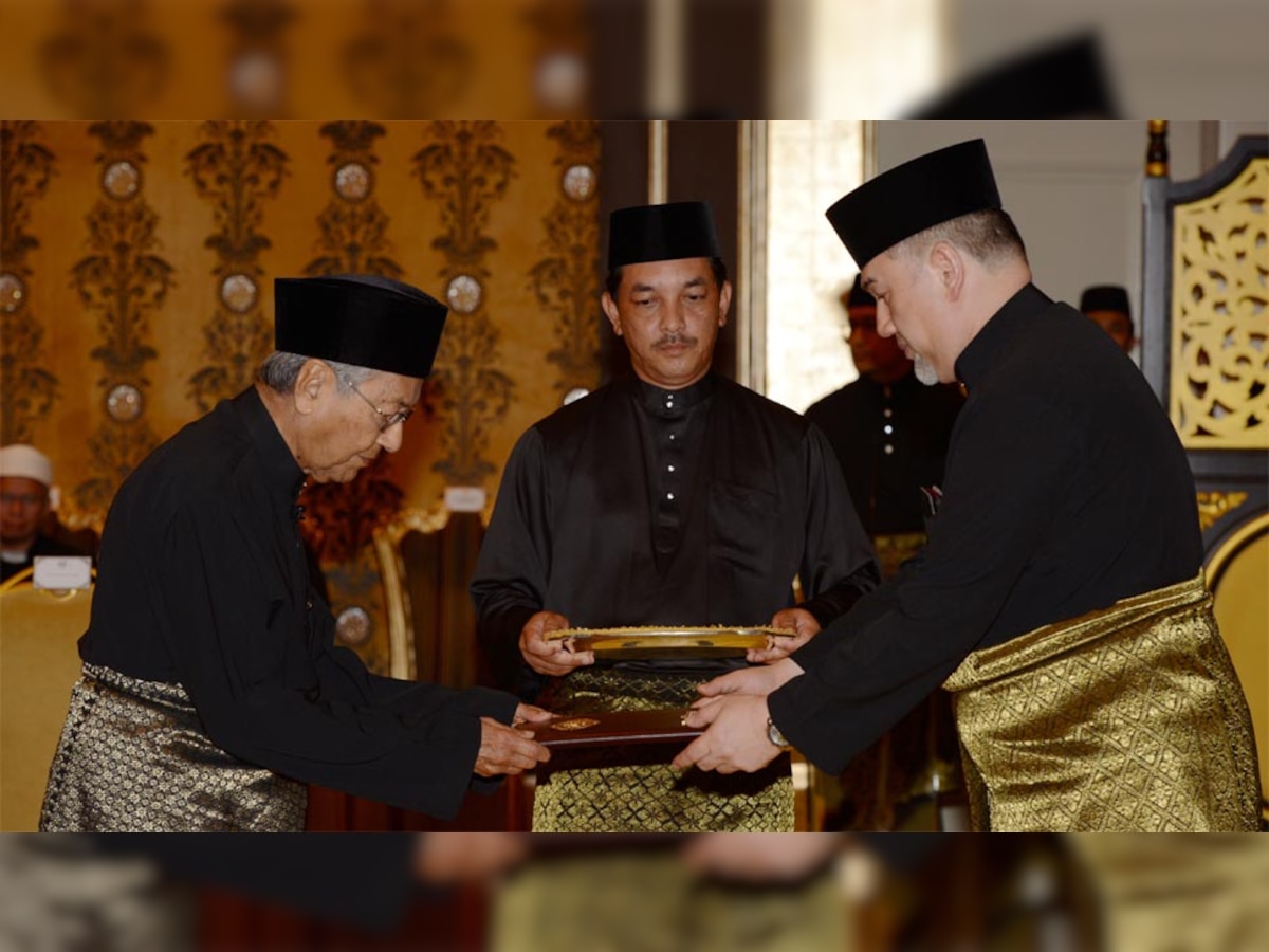 महातिर (बाएं) को देश के सुल्तान किंग सुलमान मुहम्मद (पंचम) ने राष्ट्रीय महल में पद की शपथ दिलायी. (Reuters/10 May, 2018)