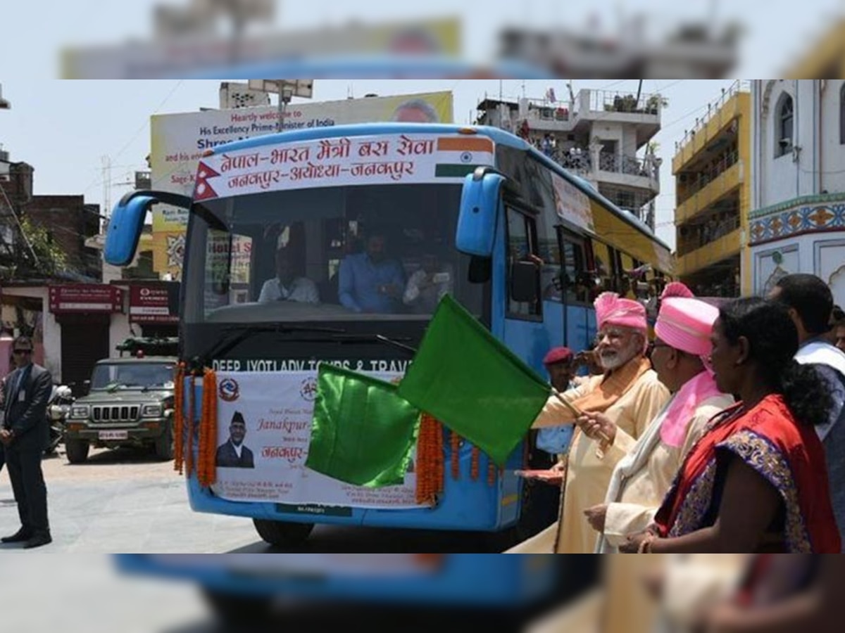 नेपाल भारत मैत्री बस सेवा को हरी झंडी दिखाते पीएम मोदी और उनके नेपाली समकक्ष केपी शर्मा ओली. (IANS/MEA/11 May, 2018)