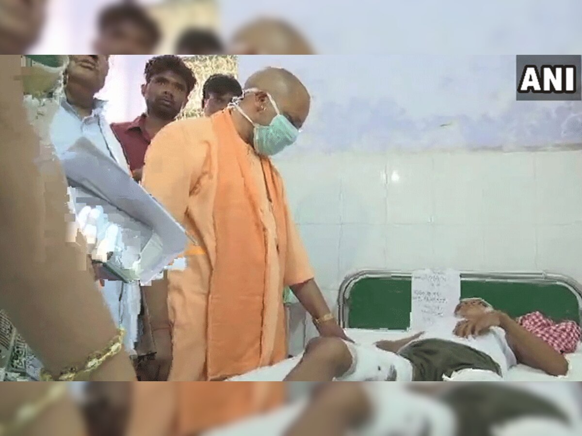 सीएम योगी ने सीतापुर पहुंचकर अस्पताल में घायलों का जायजा लिया. (फोटो एएनआई)