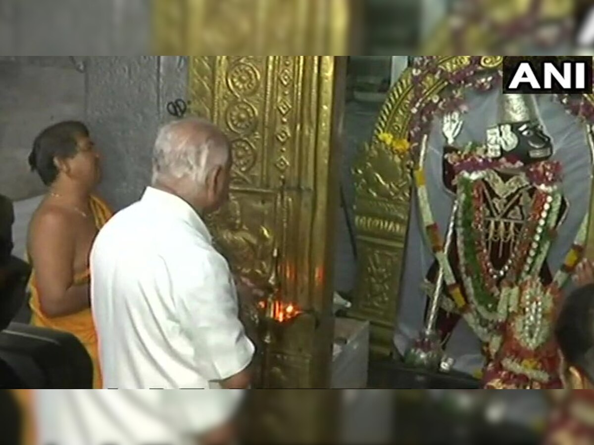 वोटिंग से पहले शिकारपुर के मंदिर में पूजा के लिए पहुंचे बीएस येदियुरप्पा. (ANI/12 May, 2018)