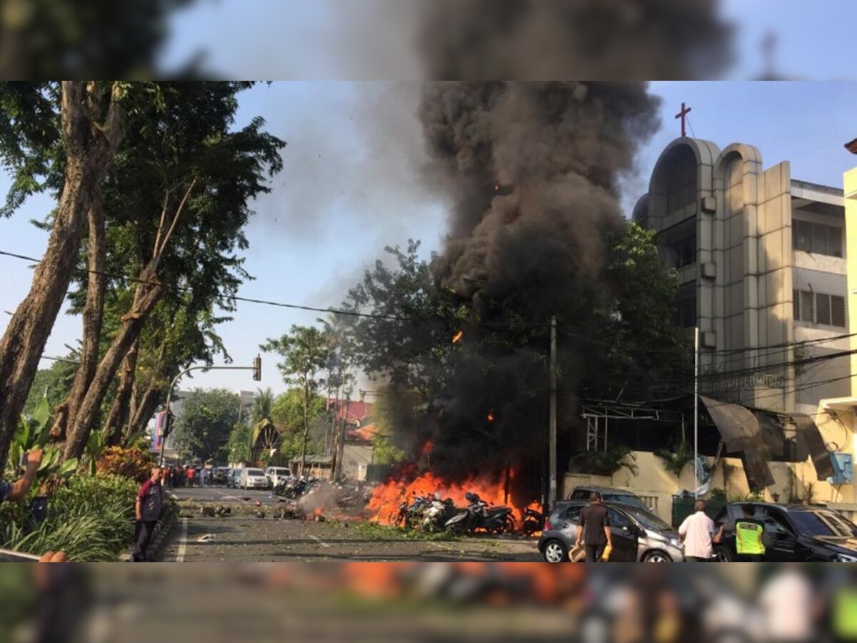 पूर्वी जावा प्रांत की राजधानी सुराबाया के पेंटेकोस्टल चर्च में धमाके के बाद वहां जलते मोटरसाइकिल. (Reuters/13 May, 2018)