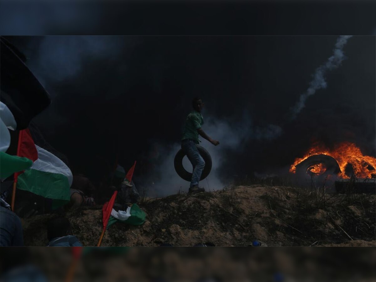 इजरायल के साथ लगे गाजा पट्टी सीमा पर फिलिस्तीनी प्रदर्शनकारी. (Reuters/15 May, 2018)