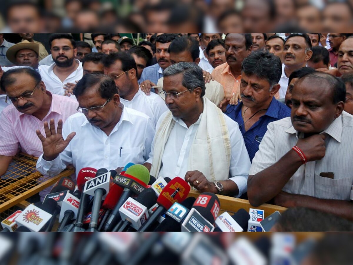 बेंगलुरु में राज्यपाल भवन के बाहर मीडिया से बात करते सिद्धारमैया और जेडीएस के नेता कुमारस्वामी. (Reuters/15 May, 2018)
