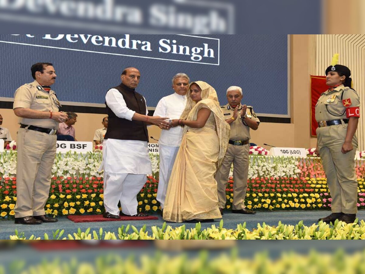 भारत-पाक बार्डर पर देश के लिए सर्वोच्‍च बलिदान देने वाले स्वर्गीय देवेंद्र सिंह (आरक्षक) के परिजनों को पुलिस पदक प्रदान करते हुए गृहमंत्री राजनाथ सिंह.
